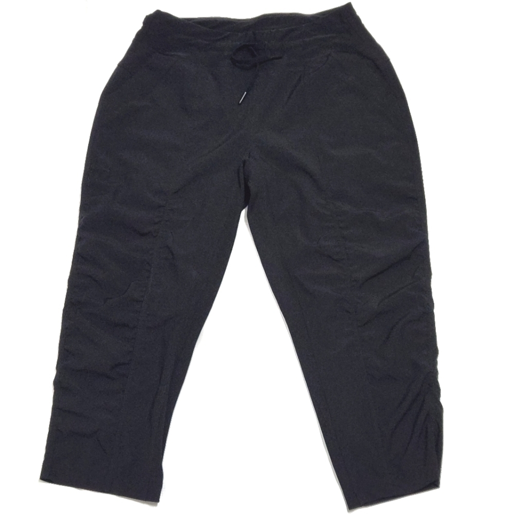 MONDETTA Activewear Black Capri Pants